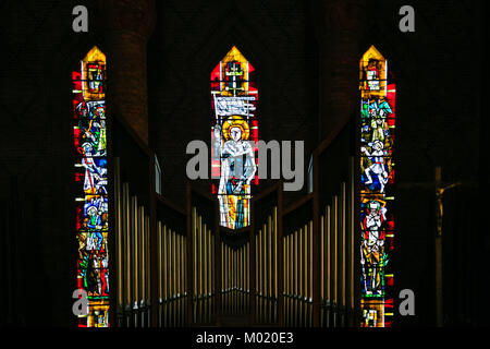 GIEN, Frankreich - 9. JULI 2010: Orgelpfeifen und Glasfenster in der Kirche Eglise Sainte-Jeanne-d'Arc in Gien Stadt. Gien ist eine französische Gemeinde im Département Loiret Stockfoto