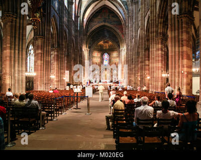 Straßburg, Frankreich - Juli 10, 2010: Die Menschen während des Gottesdienstes in der Kathedrale von Straßburg. Römisch-katholische Kathedrale wurde in den Jahren 1015-1439 im Ro gebaut Stockfoto