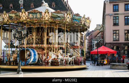 Straßburg, Frankreich - 10. JULI 2010: Menschen im Café im Freien in der Nähe von Karussell auf Platz Gutenberg. Straßburg ist die Hauptstadt der Region Grand Est und Bas- Stockfoto