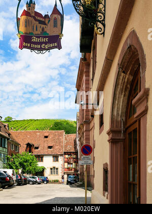 RIQUEWIHR, Frankreich - Juli 11, 2010: Stadtbild mit Weinberg von Riquewihr Stadt. Riquewihr Gemeinde im elsässischen Weinstraße Region ist, die Stadt gehört als Stockfoto