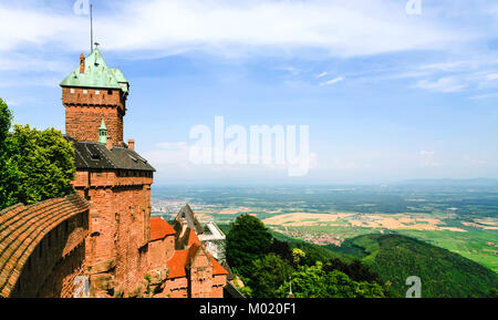 Selestat, Frankreich - 11. Juli 2010: Ansicht der Burg Chateau du Haut-Koenigsbourg und einfache Häuser des Elsass. Erste mal das Schloss in 114 erwähnt wurde Stockfoto