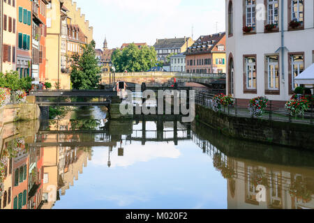 Straßburg, Frankreich - 11. JULI 2010: Menschen auf Quai des Moulins der Ill in Petite France Viertels in die Stadt Straßburg. Straßburg ist die Hauptstadt von Gran Stockfoto