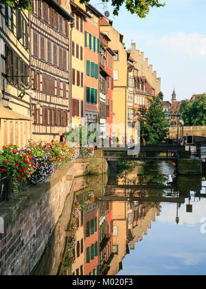 Straßburg, Frankreich - Juli 11, 2010: Die Menschen in Petite France Viertels auf Ill Insel in der Stadt Straßburg im Sommer. Straßburg ist die Hauptstadt der Grand E Stockfoto