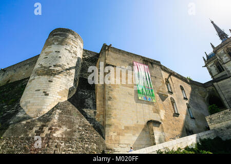 AMBOISE, Frankreich - 8. JULI 2010: Touristische geht an Schloss Chateau d'Amboise in Amboise Stadt. Amboise ist im Département Indre-et-Loire auf der b Stockfoto