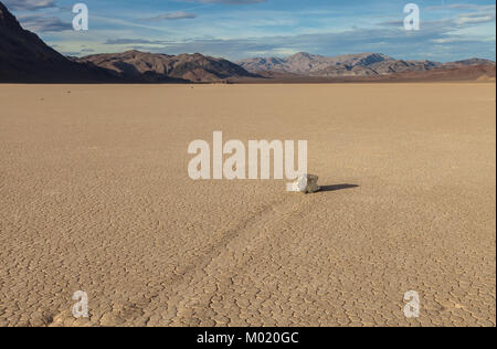 Die Verschiebbare Felsen, eine der natürlichen phänomenale Attraktion im Death Valley National Park, California, United States. Stockfoto