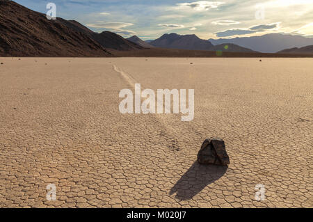 Die Verschiebbare Felsen, eine der natürlichen phänomenale Attraktion im Death Valley National Park, California, United States. Stockfoto