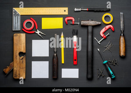 Blick von oben auf die Tischler Werkzeuge Ausrüstung auf hölzernen Tisch Set Stockfoto