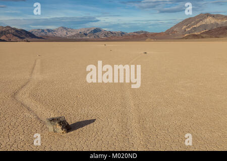 Die Verschiebbare Felsen, eine der natürlichen phänomenale Attraktion im Death Valley National Park, California, United States. Stockfoto