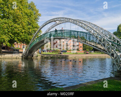 Die Hängebrücke, Bedford, Großbritannien; erbaut 1888, um die Embankment Gardens mit Mill Meadows auf der anderen Seite des Flusses Great Ouse zu verbinden Stockfoto