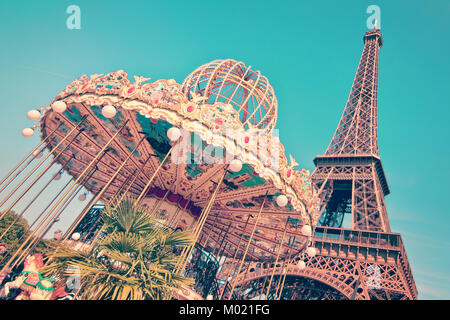 Vintage Merry-go-round und der Eiffelturm, Paris Frankreich