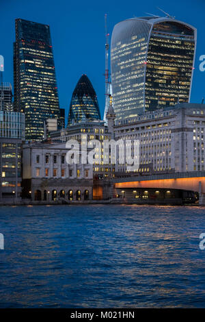 Die City von London in der Abenddämmerung. Stockfoto