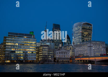 Die City von London in der Abenddämmerung. Stockfoto