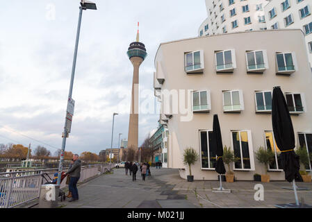 Düsseldorf, Deutschland - 27. November 2017: Close-up auf Neue Zollhof Gebäude, entworfen vom Architekten Frank Gehry Stockfoto