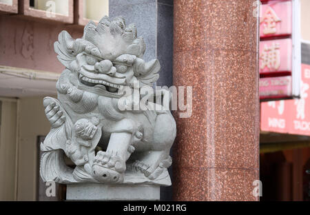 Skulptur in der Chinatown Gateway in Kuching. Stockfoto