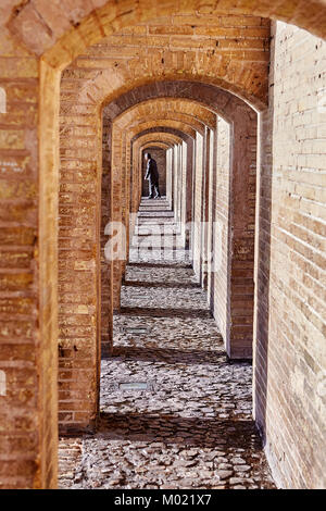 Isfahan, Iran - 24. April 2017: Innere Blick auf die Bögen der Brücke Khajoo. Stockfoto