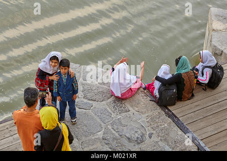 Isfahan, Iran - 24. April 2017: iranische Familie Foto schießen, indem Zayandeh River. Stockfoto