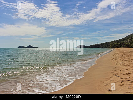 Blick zurück in Richtung Palm Cove etwa ab der Mitte des 2 km von sauberem Sand am schönen Ellis Beach auf dem Captain Cook Highway, nördlich von Cairns QLD Stockfoto