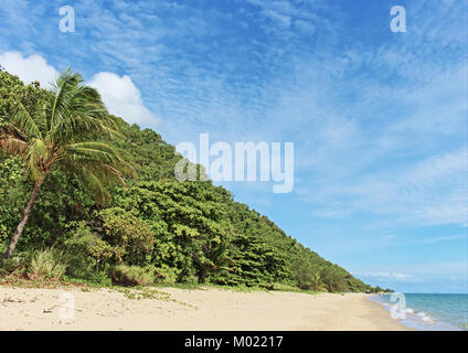 Die nördlicheren Aspekt auf die Ansichten auf Ellis Beach auf dem Captain Cook Highway malerische Fahrt von Cairns nach Port Douglas im tropischen Norden von Queensland Stockfoto