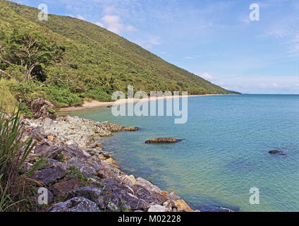 Die ganze nördliche Aspekt mit Blick auf die Ellis Beach auf dem Captain Cook Highway malerische Fahrt von Cairns nach Port Douglas im tropischen Norden von Queensland Stockfoto