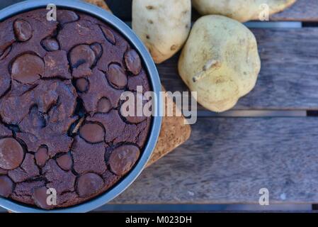 Flourless Schokolade Kuchen mit organischen Süßkartoffeln, Vielzahl Hawaiian Sonnenschein, Townsville, Queensland, Australien Stockfoto