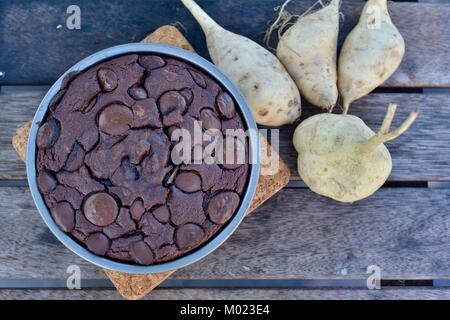 Flourless Schokolade Kuchen mit organischen Süßkartoffeln, Vielzahl Hawaiian Sonnenschein, Townsville, Queensland, Australien Stockfoto