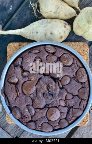 Flourless Schokolade Kuchen mit organischen Süßkartoffeln, Vielzahl Hawaiian Sonnenschein, Townsville, Queensland, Australien Stockfoto