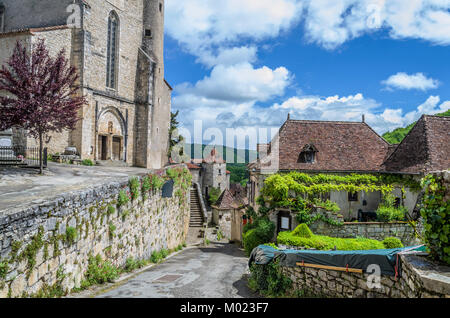 Im Tal des Flusses Lot ist das Dorf Saint Cirq Lapopie, von denen steht die gotische Kirche Stockfoto