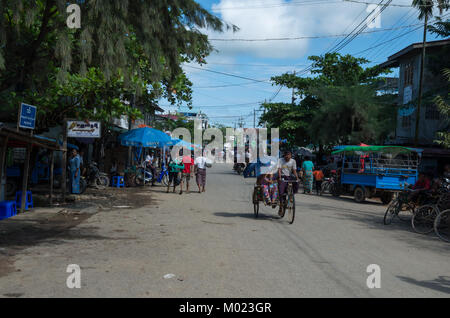 Mrauk-U, Rakhine State/Myanmar - 19. Oktober 2016: Alltag Hauptstraße leben Szene Stockfoto