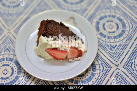 Flourless Schokolade Kuchen mit organischen Süßkartoffeln, Vielzahl Hawaiian Sonnenschein, Townsville, Queensland, Australien Stockfoto