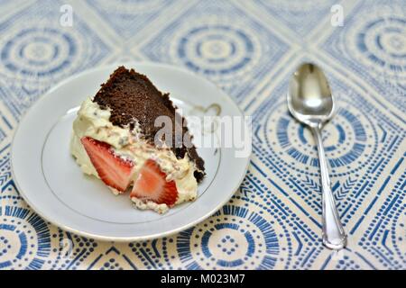 Flourless Schokolade Kuchen mit organischen Süßkartoffeln, Vielzahl Hawaiian Sonnenschein, Townsville, Queensland, Australien Stockfoto