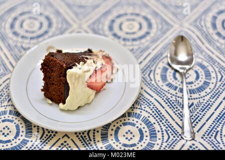 Flourless Schokolade Kuchen mit organischen Süßkartoffeln, Vielzahl Hawaiian Sonnenschein, Townsville, Queensland, Australien Stockfoto