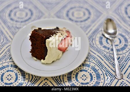 Flourless Schokolade Kuchen mit organischen Süßkartoffeln, Vielzahl Hawaiian Sonnenschein, Townsville, Queensland, Australien Stockfoto