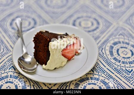 Flourless Schokolade Kuchen mit organischen Süßkartoffeln, Vielzahl Hawaiian Sonnenschein, Townsville, Queensland, Australien Stockfoto