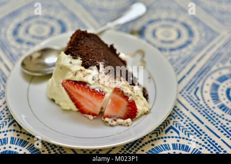 Flourless Schokolade Kuchen mit organischen Süßkartoffeln, Vielzahl Hawaiian Sonnenschein, Townsville, Queensland, Australien Stockfoto