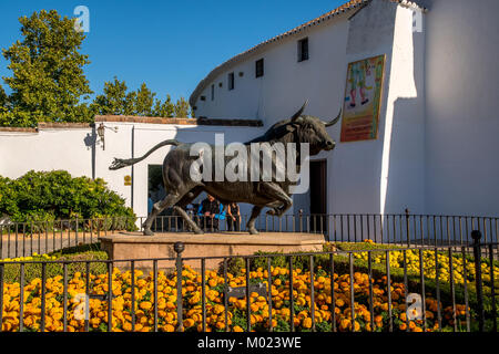 RONDA, Andalusien/Spanien - 08. OKTOBER 2017: schwarz OX SKULPTUR Stockfoto