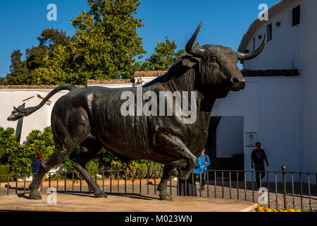 RONDA, Andalusien/Spanien - 08. OKTOBER 2017: schwarz OX SKULPTUR Stockfoto