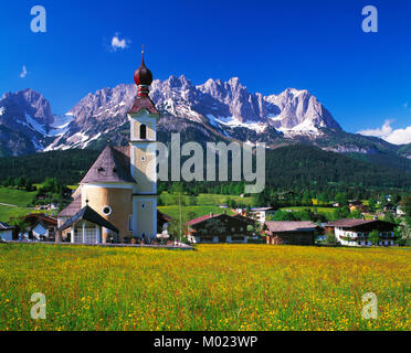 Gehen Kirche und Dorf und die Kaiser Wilhem mountain range, Tirol, Österreich Stockfoto