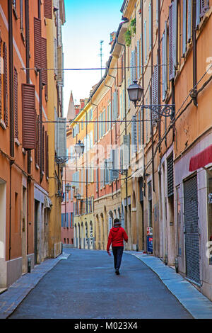 Man Walking entlang der Straße in Modena, Italien Stockfoto