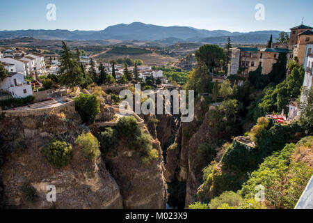 RONDA, Andalusien/Spanien - 08. OKTOBER 2017: BLICK AUF RONDA UND CANYON Stockfoto