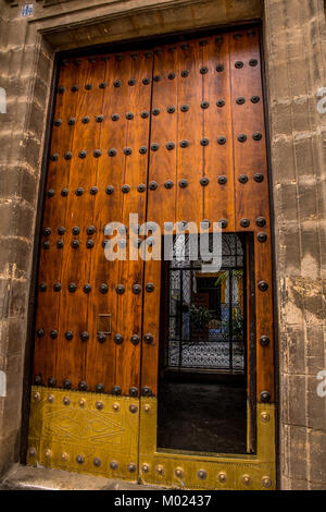 Sevilla, Andalusien/Spanien - 13. OKTOBER 2017: Traditionelle schwere Holztür Stockfoto