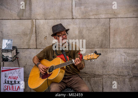 Sevilla, Andalusien/Spanien - 13. OKTOBER 2017: STRASSE GUITAR PLAYER Stockfoto