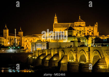 CORDOBA, Andalusien/Spanien - 14. OKTOBER 2017: Nacht Blick auf alten römischen Brücke. Stockfoto