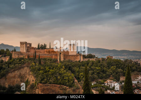 GRANADA, Andalusien/Spanien - 16. OKTOBER 2017: Blick auf die Alhambra VON DEM HÜGEL Stockfoto