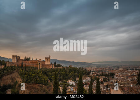 GRANADA, Andalusien/Spanien - 16. OKTOBER 2017: Blick auf die Alhambra VON DEM HÜGEL Stockfoto