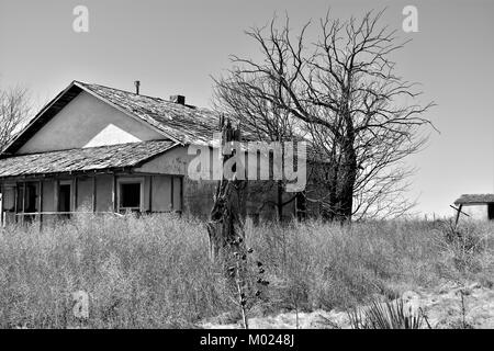 Schwarze und weiße Farm House Stockfoto