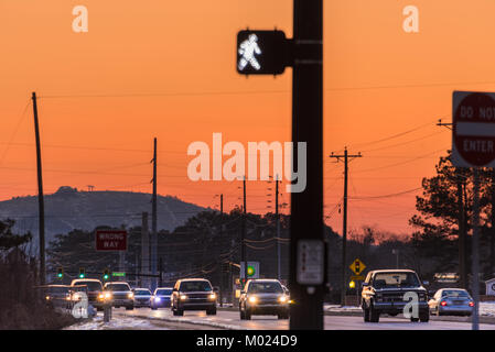 Atlanta, Georgia traffic Navigation auf verschneiten und vereisten Straßen unter einem leuchtenden Sonnenuntergang Himmel am US-Highway 78 in der Nähe von Stone Mountain. (USA) Stockfoto
