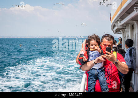 Unbekannter Menschen gehen mit der Fähre durch das Marmarameer zu Princes Islands in Istanbul, Türkei, 20. Mai 2017 Stockfoto