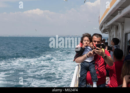 Unbekannter Menschen gehen mit der Fähre durch das Marmarameer zu Princes Islands in Istanbul, Türkei, 20. Mai 2017 Stockfoto