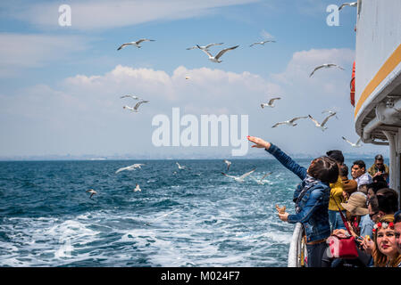 Unbekannter Menschen gehen mit der Fähre durch das Marmarameer zu Princes Islands in Istanbul, Türkei, 20. Mai 2017 Stockfoto