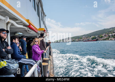 Unbekannter Menschen gehen mit der Fähre durch das Marmarameer zu Princes Islands in Istanbul, Türkei, 20. Mai 2017 Stockfoto